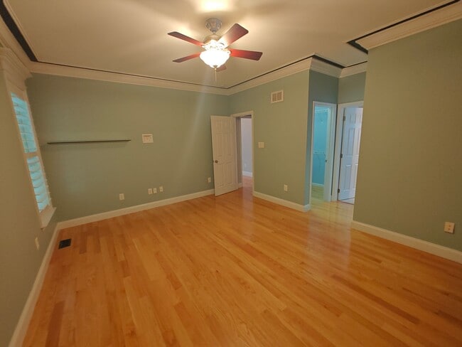 Building Photo - 4 bedroom home with a garage on cull de sa...