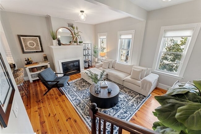 Building Photo - 511 E 5th St