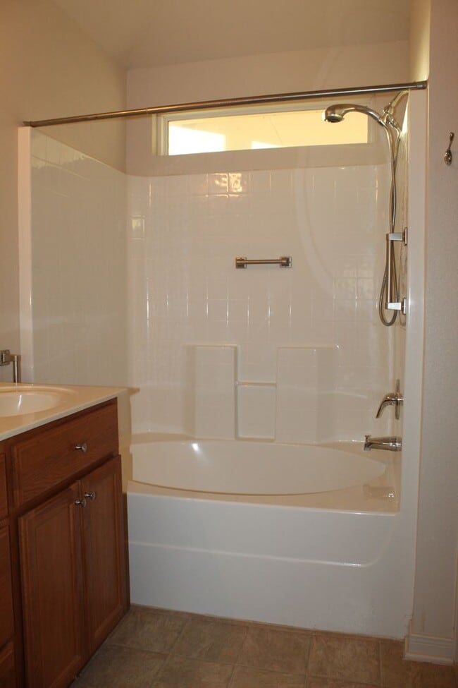 Building Photo - 4 BEDROOM, EASY COMMUTE