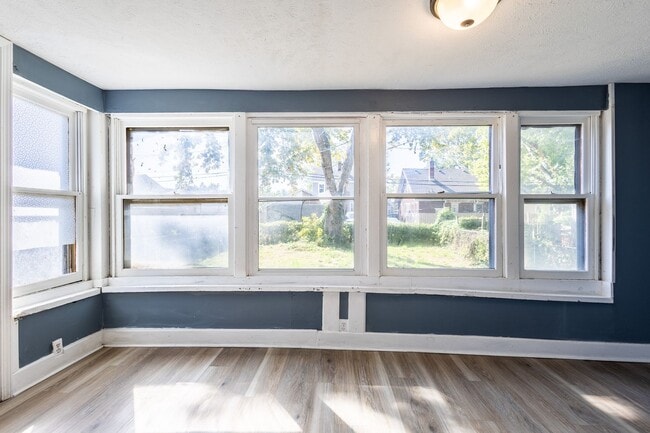 Building Photo - Spacious 2 bedroom/1 bathroom House in Cou...