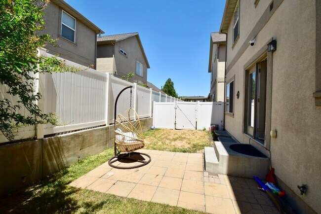 Building Photo - Great 4 Bedroom 3 Bath Home in South Jordan in Amazing HOA Community!