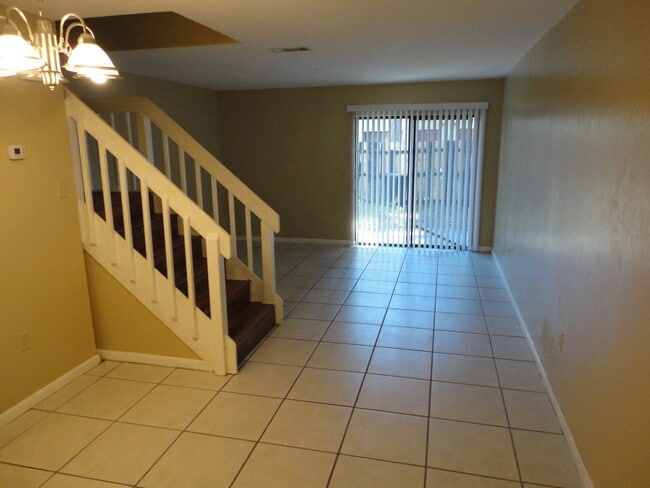 Building Photo - Nice 2 bedroom/ 1 1/2 bath town-home in Mill Run