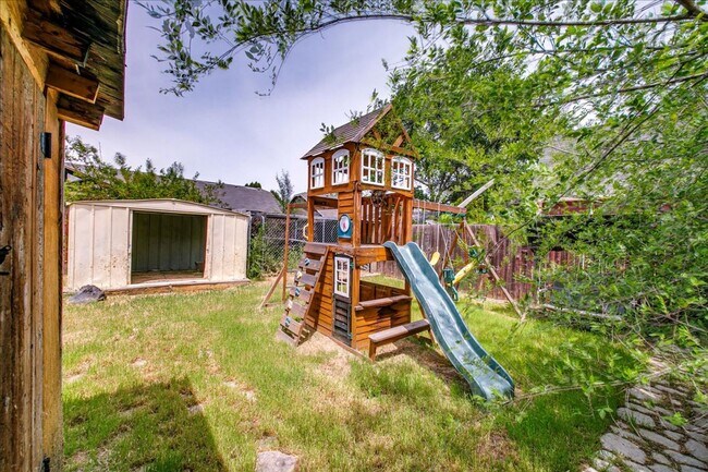 Building Photo - Desirable SE Boise Home Minutes From BSU!
