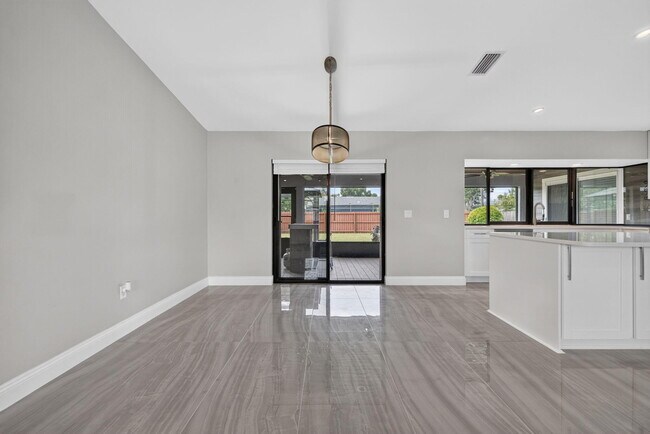 Building Photo - 825 SE Starflower Ave