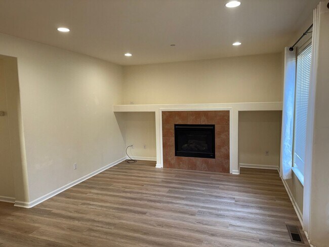 Building Photo - Great 3 bed 2.5 bath single family home in Windsor! Brand New Flooring and Paint!