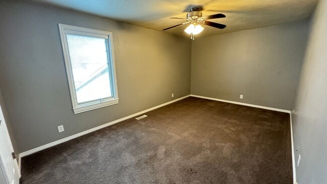 Building Photo - Beautiful town home in Centerville! 3 bedroom 1.5 bathroom