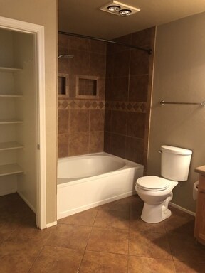 Building Photo - Immaculate 4 BR/ 2.5 Bath  w/ a Pool and Hot Tub in Rita Ranch!