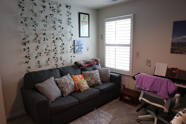 Building Photo - 136 Dogwood Grv Pl
