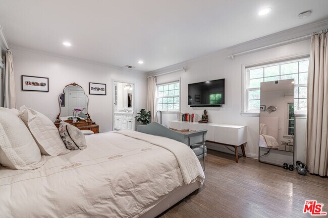 Building Photo - 1438 San Ysidro Dr