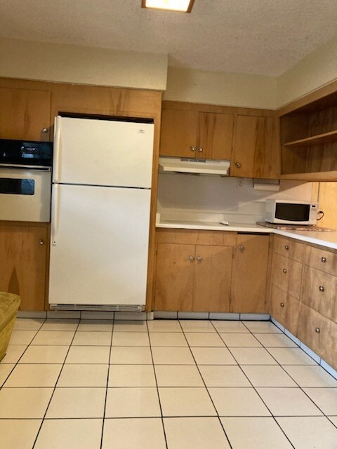 Beautiful spacious kitchen plenty of cabinets - 2001 S State St