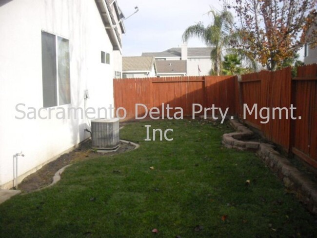 Building Photo - Charming 4 bed/ 2 bath home in Elk Grove