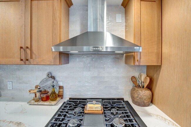 Building Photo - Spacious 4-Bedroom Whittier Home with Updated Kitchen