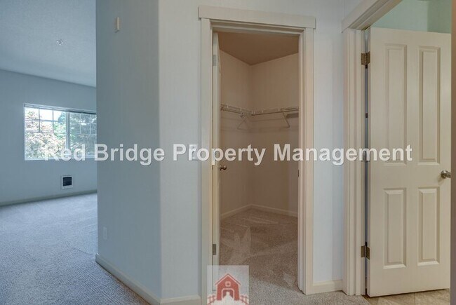 Building Photo - 10834 NE Holly St