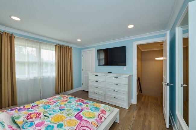 Building Photo - 926 N Boxwood Dr