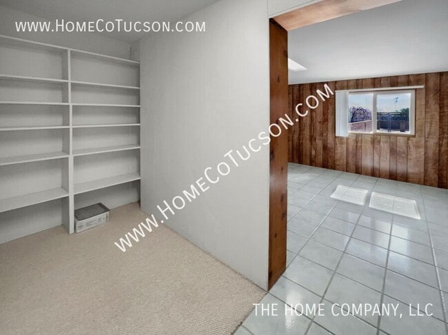 Building Photo - 8905 N Hickory Dr