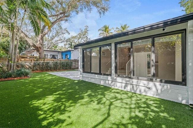 Building Photo - 710 NE 62nd St