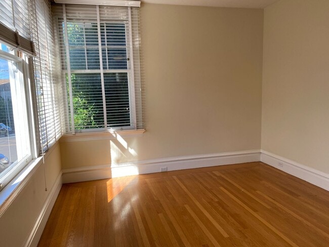 Building Photo - Bright, Corner Studio! Laundry On-Site! HARDWOOD! High Ceilings!