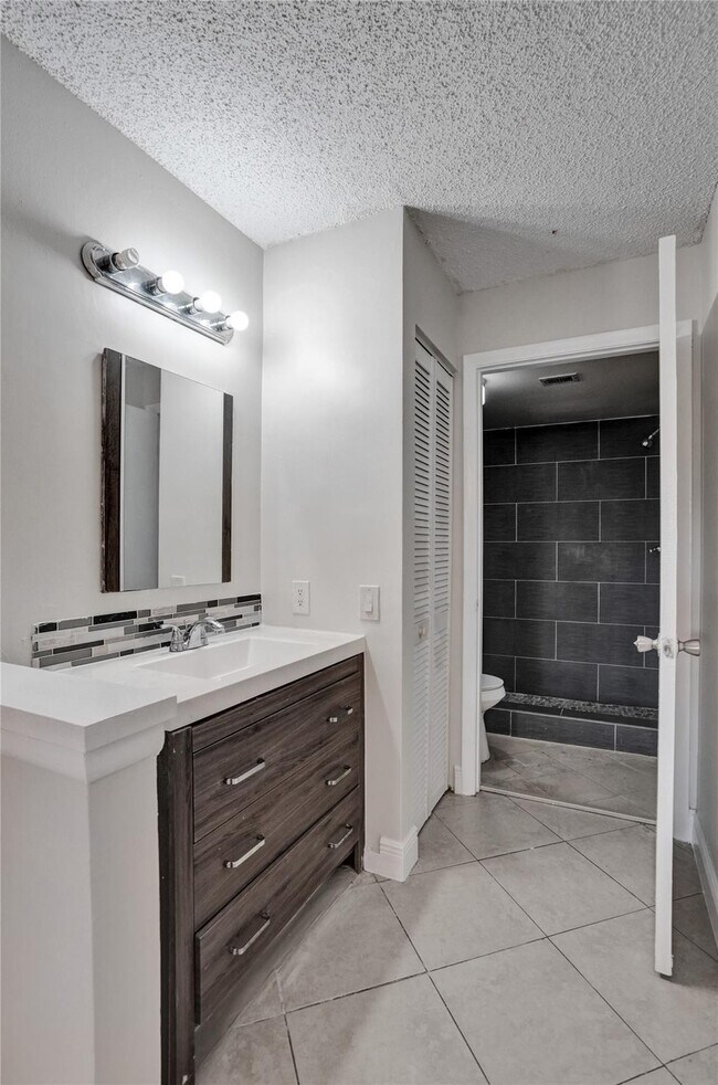 Building Photo - 9999 Summerbreeze Dr