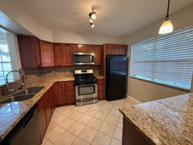 Building Photo - 2Bed, 2 Bath, Garage,Fireplace, &amp; Comm...