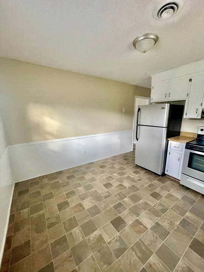 Building Photo - This lovely 2 bedroom 1 bath duplex is loc...