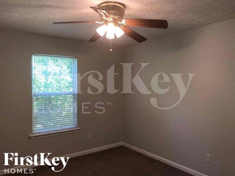 Building Photo - 5036 Balus Dr