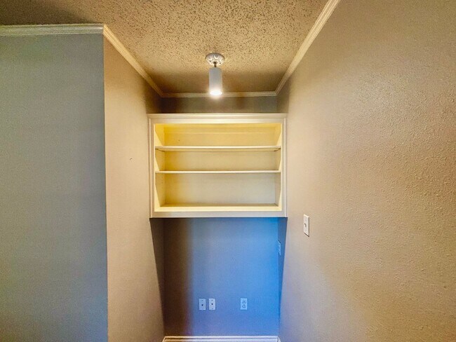 Building Photo - Pre-leasing for early July move in!