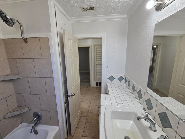 Building Photo - 510 56th St