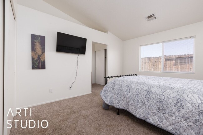 Building Photo - Short term fully furnished 3-bedroom 2 bat...