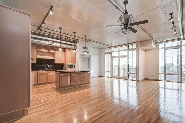 Building Photo - 1616 Fountain View Dr