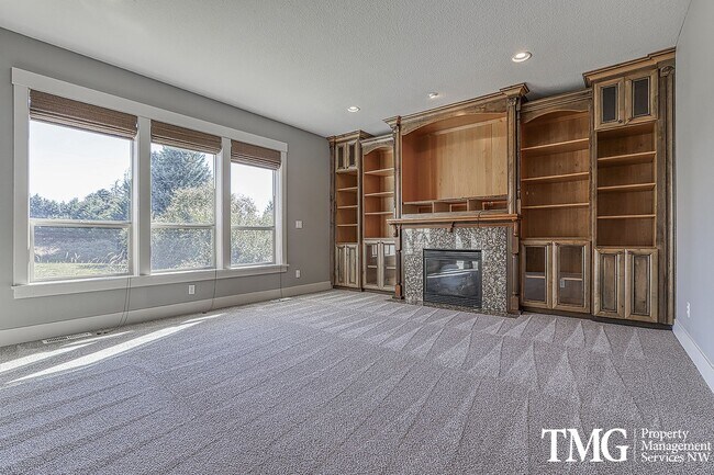 Building Photo - Large Pet Friendly 3 bed 2.5 bath home in ...