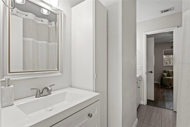 Building Photo - 4506 S Oak Dr