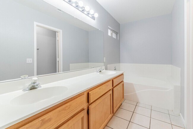 Building Photo - 1900 square foot home, 4 bedrooms 2 baths