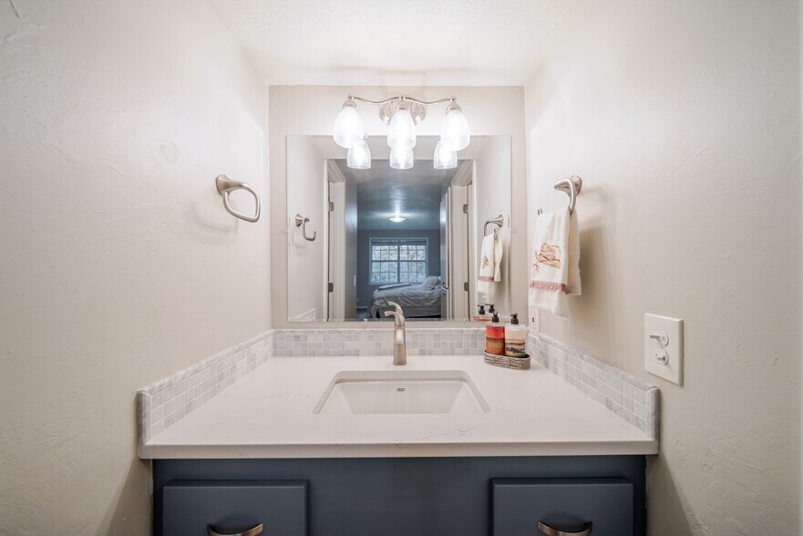 Building Photo - 3124 S Falling Brook Ln