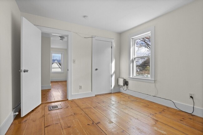 Building Photo - 294 Great Rd