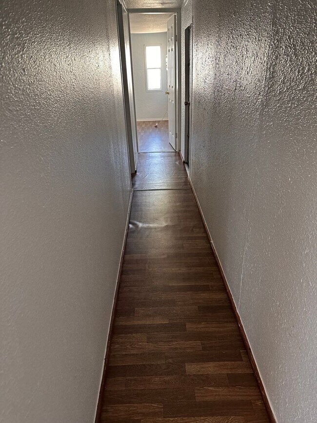 Building Photo - GREAT LOCATION! 2-Bedroom/ 1-Bath