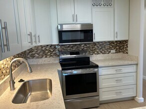 Building Photo - Crescent Park, 2 bedroom, 2 bathroom, with washer/dryer in apartment, Huge Diamond Head view from...