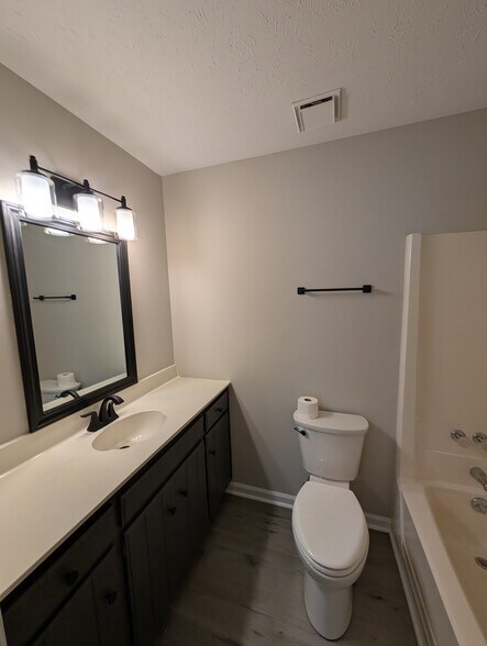 Building Photo - 4920 Peppertree Dr