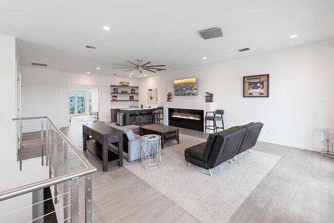 Building Photo - 14836 Granada Dr