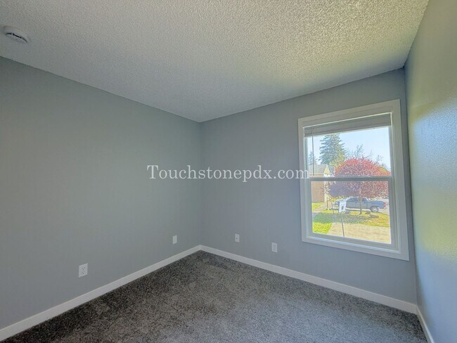 Building Photo - 1 MONTH RENT FREE! Updated 3 BR Apartment with Patio in Portland