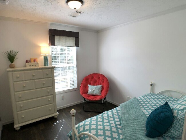 Building Photo - 346 Eland Dr