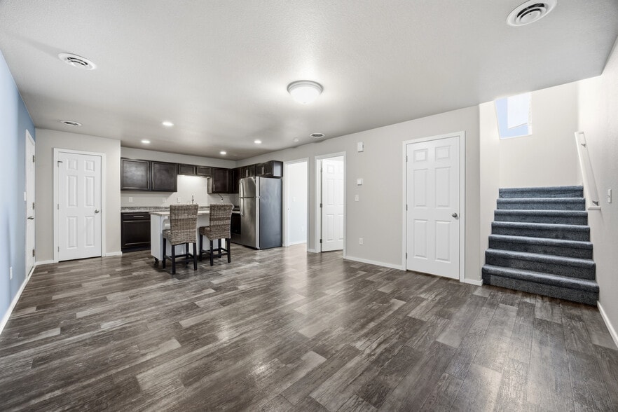 Building Photo - 4304 Estate Dr S