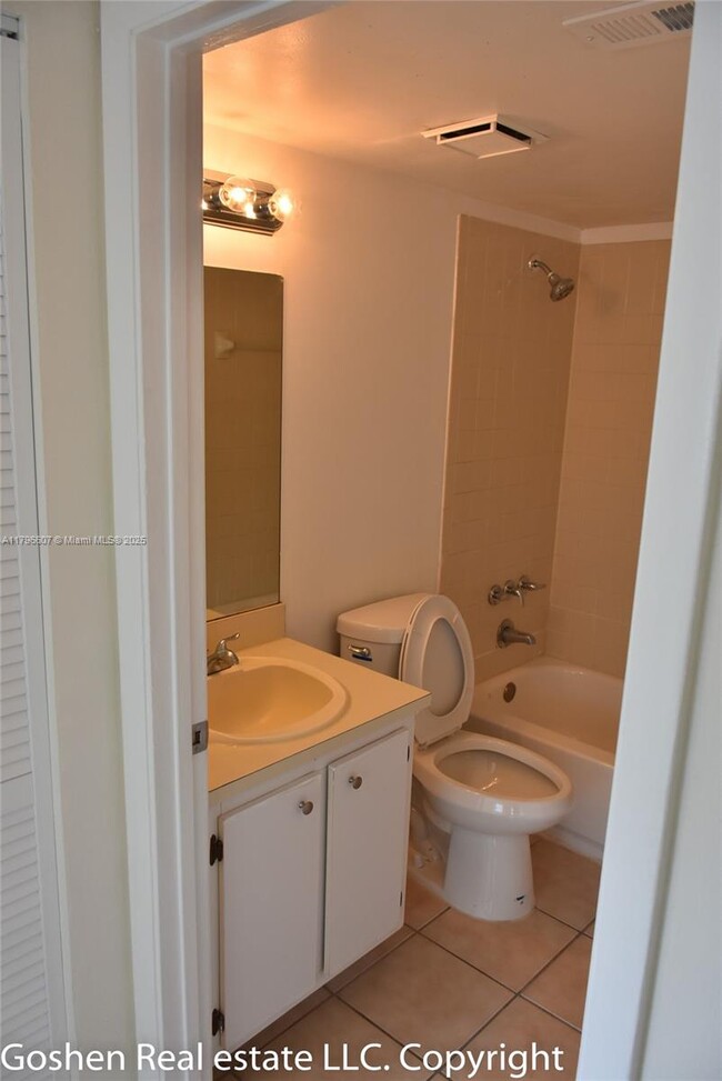 Building Photo - 351 Palm Way