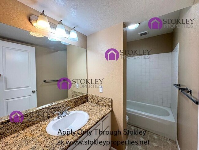 Building Photo - 1542 Ashwood Dr