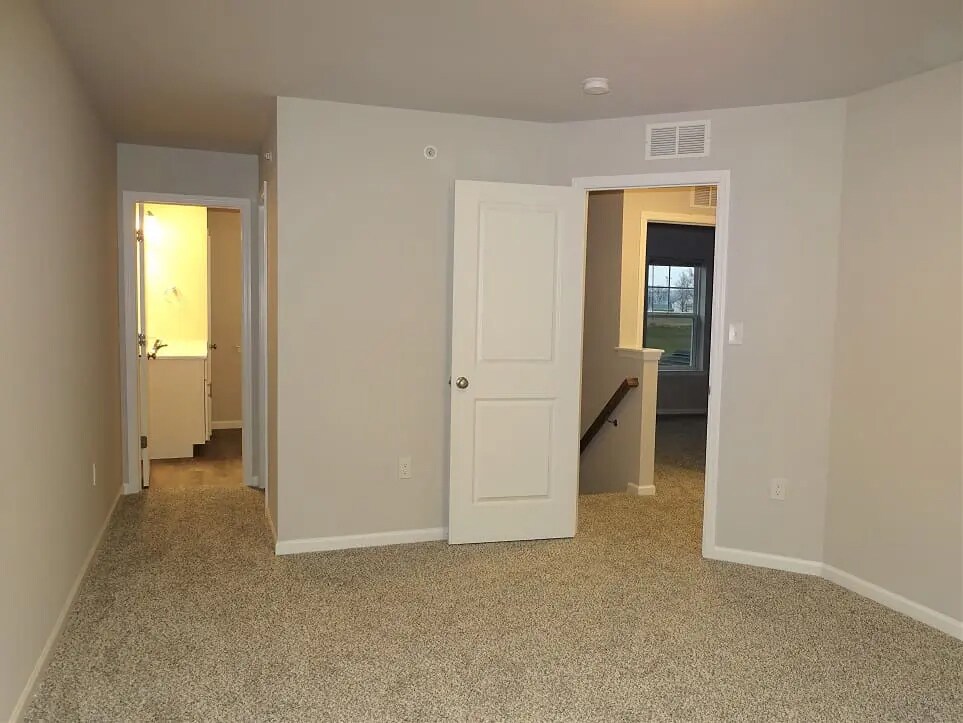 Building Photo - 5 Cobblestone Ct