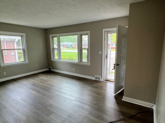 Building Photo - Updated home in Shively