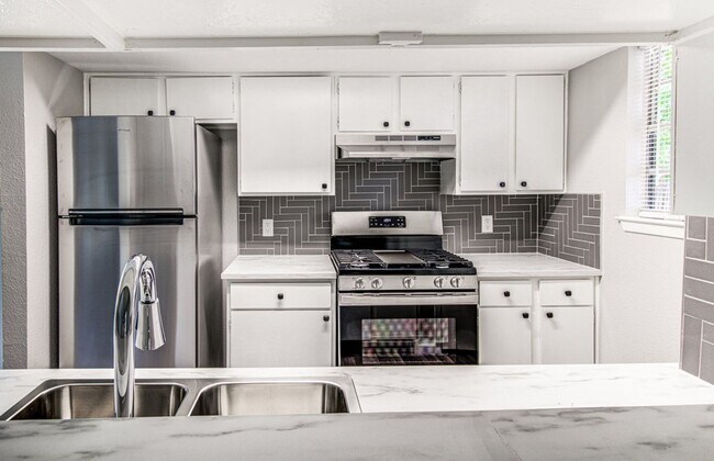 Building Photo - 5203 Bogey Ct