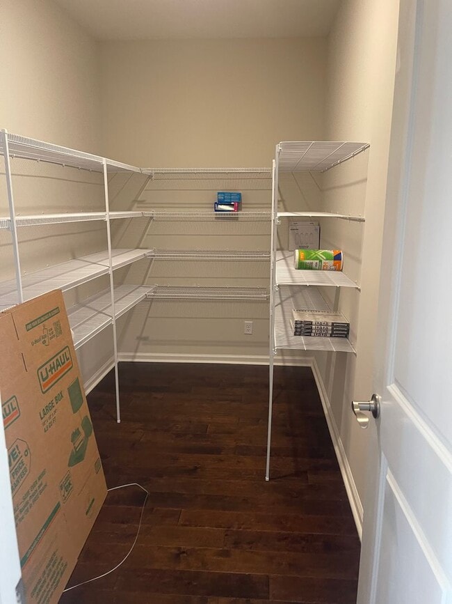 Building Photo - Stunning well kept 4 bed/ 3 bath home!