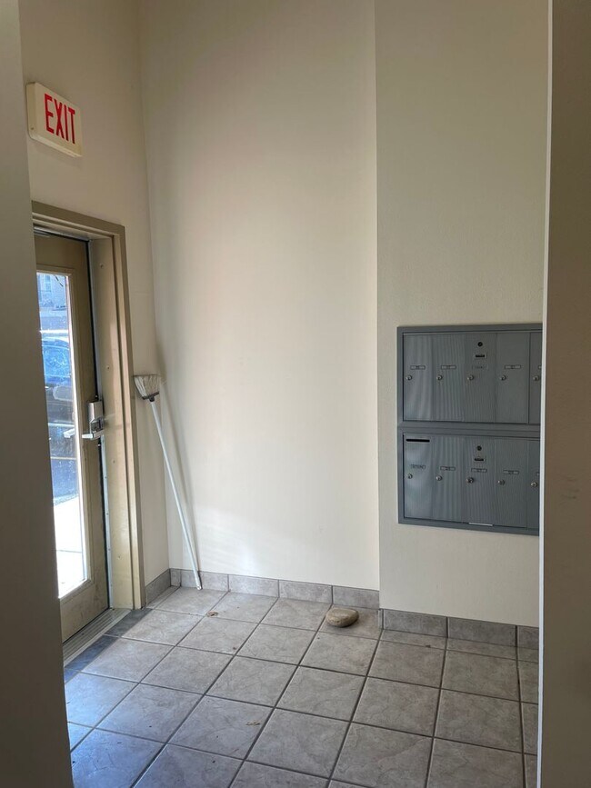 Building Photo - Luxury One-bedroom apartment in downtown S...