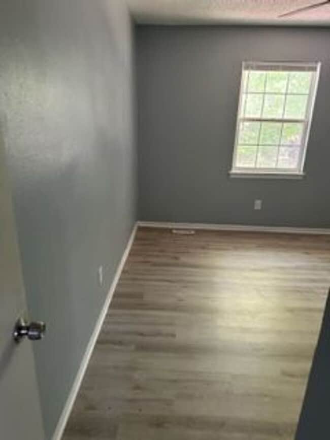 Building Photo - Beautiful 3 Bedroom 2 Bath Duplex!