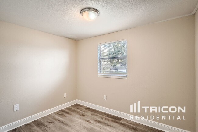 Building Photo - 10289 128th Terrace N